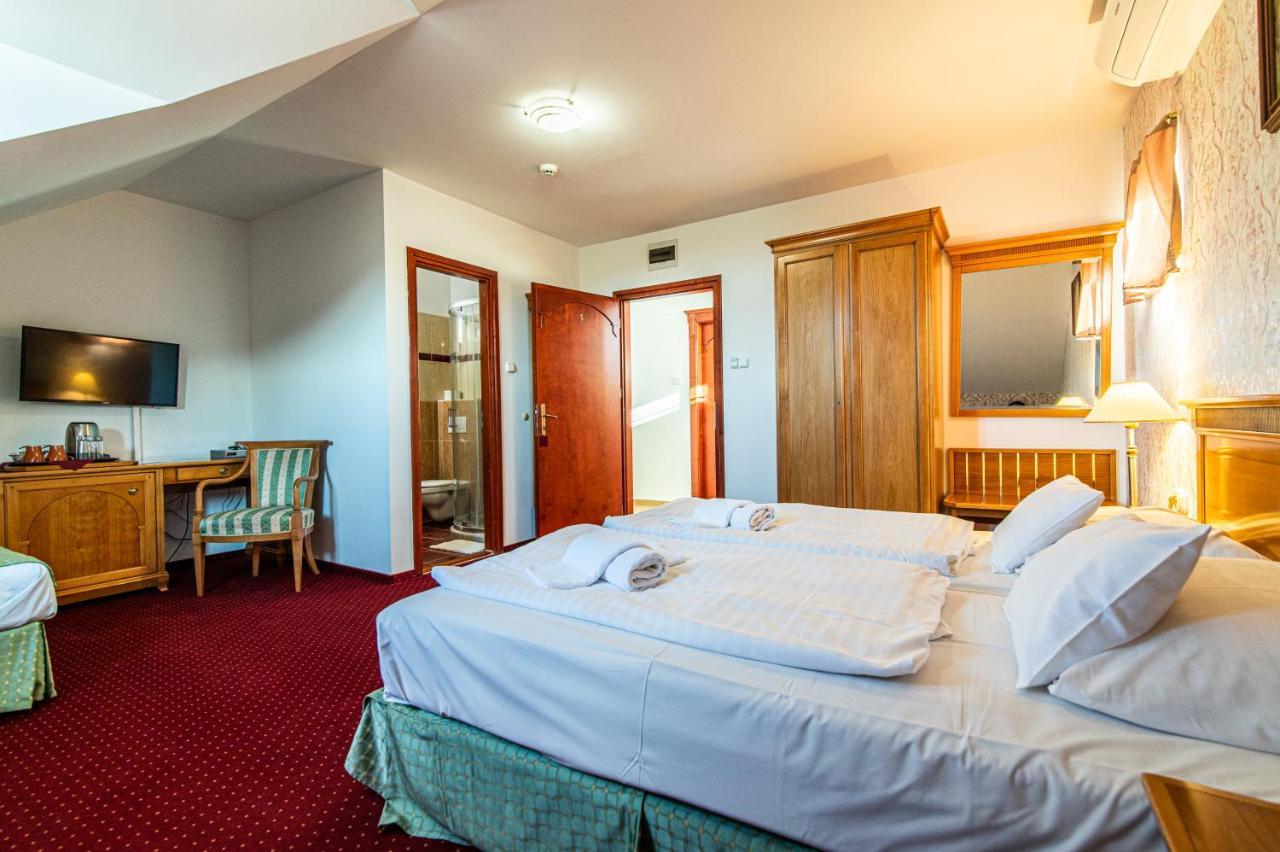 Borhotel Sziluett Farkasmaly Gyöngyös Buitenkant foto
