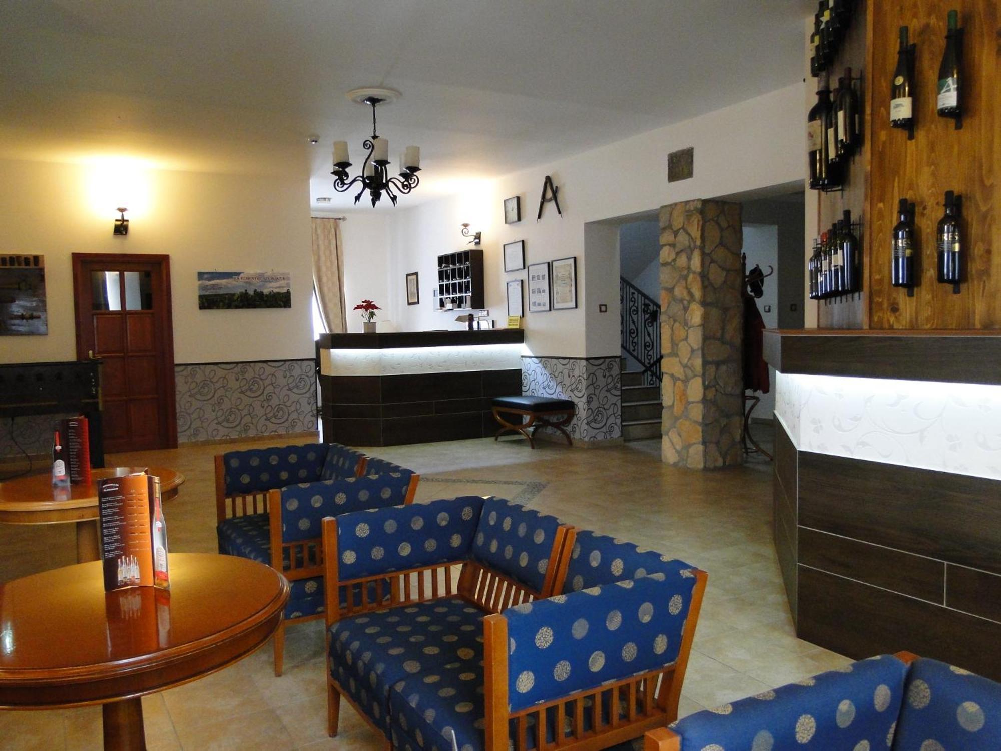 Borhotel Sziluett Farkasmaly Gyöngyös Buitenkant foto