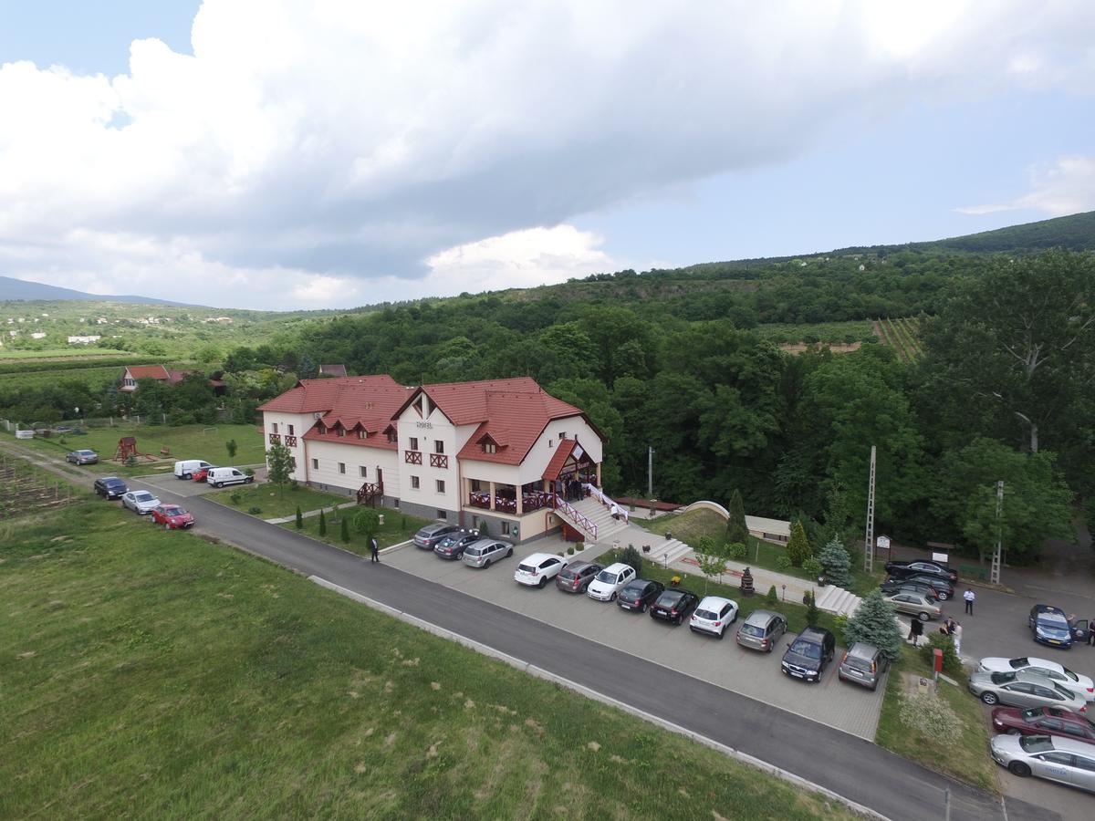Borhotel Sziluett Farkasmaly Gyöngyös Buitenkant foto